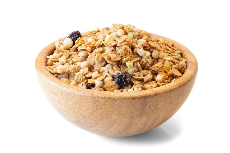 Foto houten kom vol muesli geïsoleerd op witte achtergrond