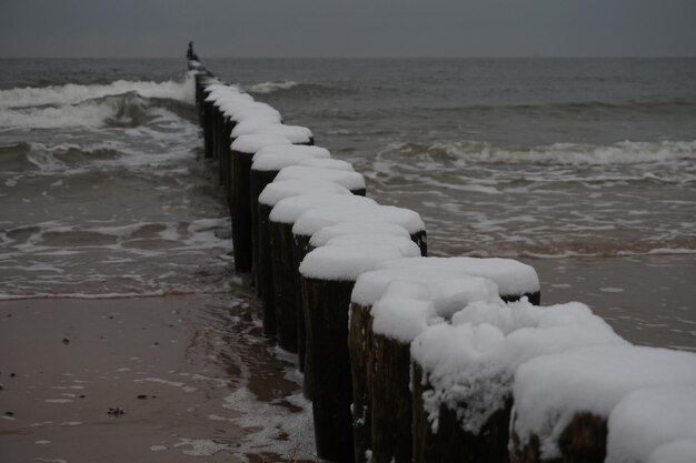 Houten krib op een strand bedekt met sneeuw wintertijd