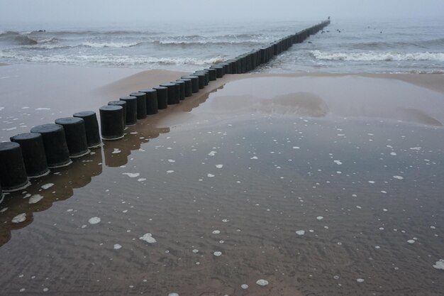 Houten krib op een zee