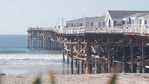 Houten kristallen pier op stapels met witte huisjes californië oceaan strand usa