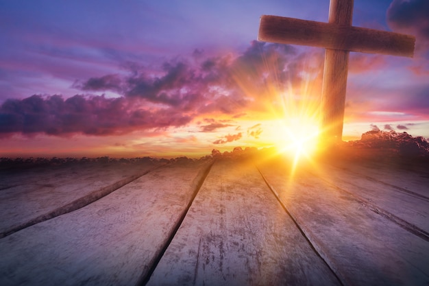 Houten kruis als zonsondergang met prachtige lucht op hout achtergrond, kruisiging van jezus
