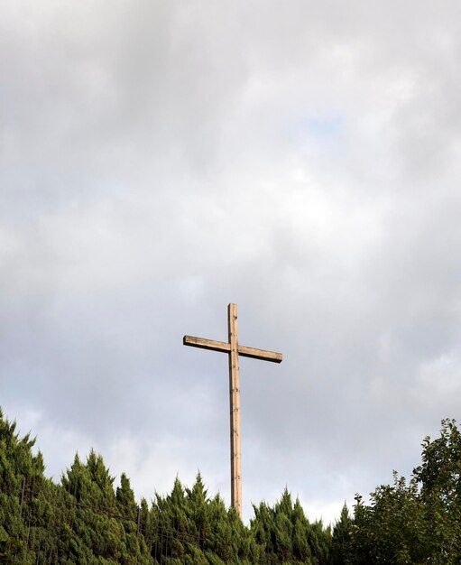 Houten kruis bij de kerk