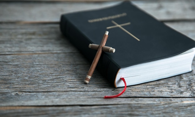 Houten kruis en Bijbel op de houten tafelxA