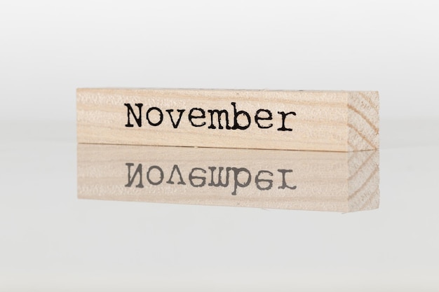 Houten kubus met de inscriptie November op een witte achtergrond