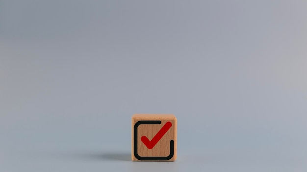 Houten kubus met een vinkje Icon Doelen bereiken en zakelijk succes Taak voltooien Ethisch bedrijf Doe het juiste Kwaliteit en ISO symbool