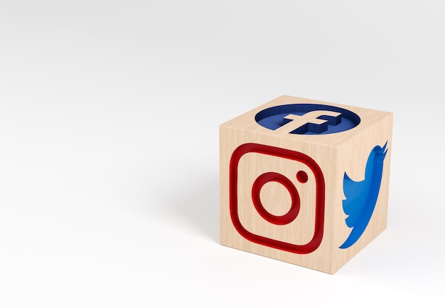 houten kubus met gebeeldhouwde social media iconen