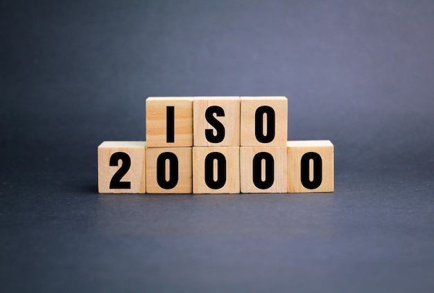 houten kubus met ISO 20000 woorden en cijfers internationale ITSM IT-servicemanagementstandaard
