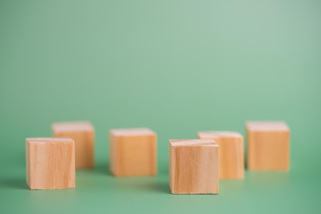 Houten kubusblok leeg op groene achtergrond