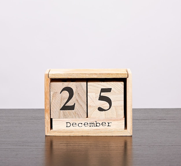 Houten kubuskalender met de datum van 25 december