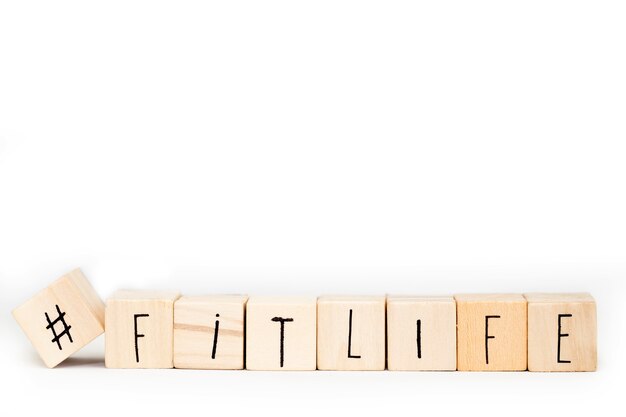 Houten kubussen met een Hashtag en het woord Fitlife geïsoleerde, gezonde en sociale media concept