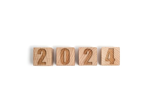 Houten kubussen met getallen 2024 witte achtergrond