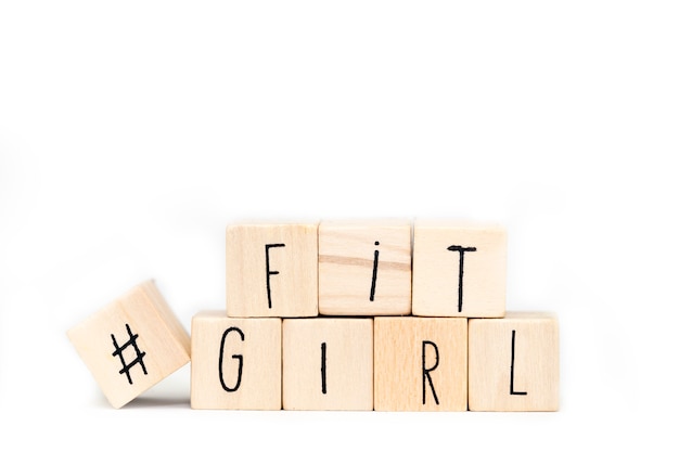 Houten kubussen met Hashtag en het geïsoleerde woord Fitgirl, gezond sociaal media concept