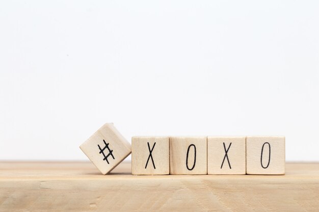 Houten kubussen met hashtag en xoxo knuffels en kusjes brieven van liefde, sociale media concept