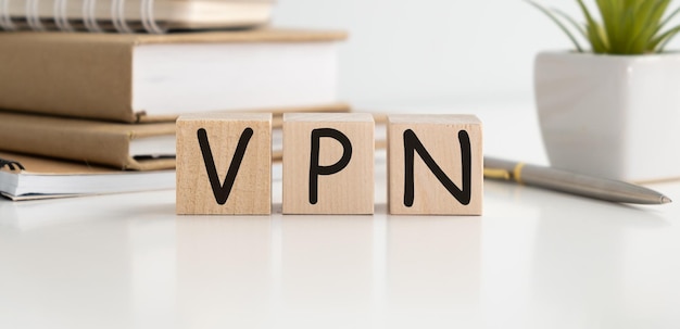 Houten kubussen met het woord VPN virtueel particulier netwerk