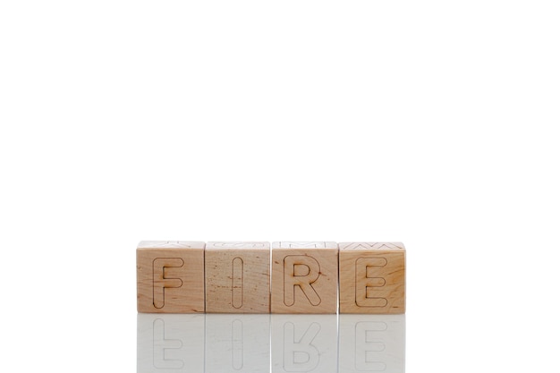 Houten kubussen met letters branden op een witte close-up als achtergrond