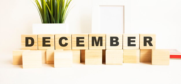 Houten kubussen met letters DECEMBER