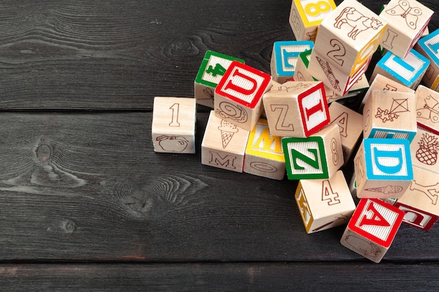 Houten kubussen met letters op houten tafel