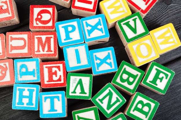 Houten kubussen met letters op houten tafelblad weergave