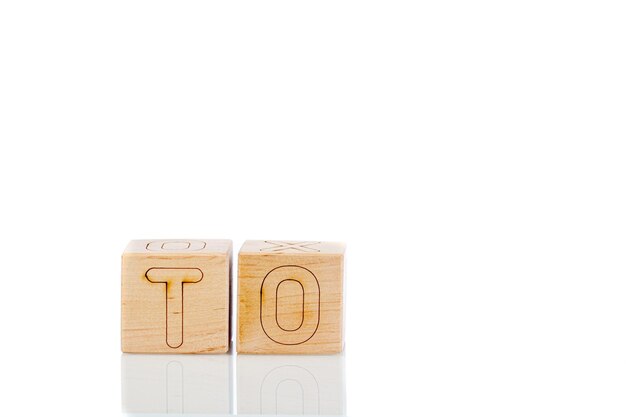 Foto houten kubussen met letters tot op een witte achtergrond