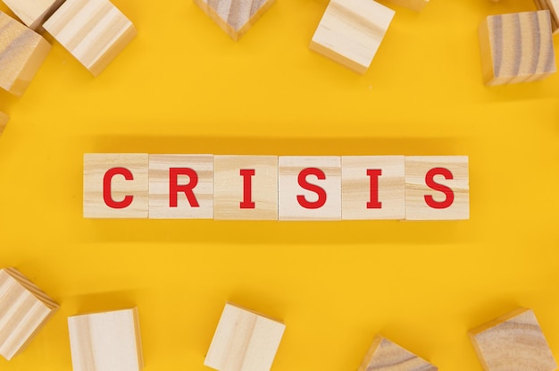 Foto houten kubussen met teken crisis bedrijfsconcept financieel verlies crisis