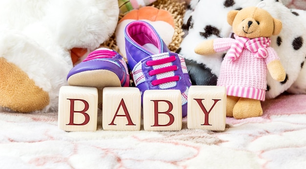 Foto houten kubussen met woord baby en kinderspeelgoed