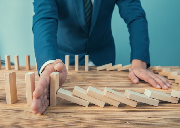 Houten kubussen op bureau