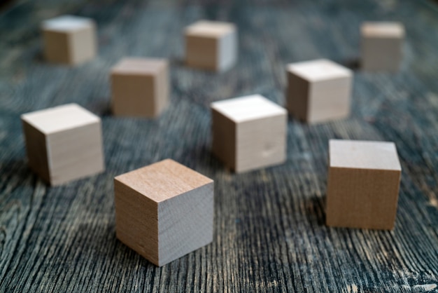 Foto houten kubussen op de tafel.