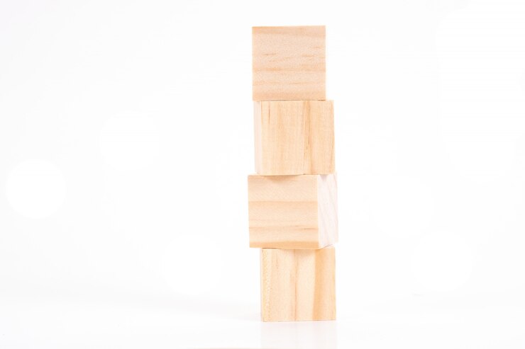 houten kubussen op witte tafel en.