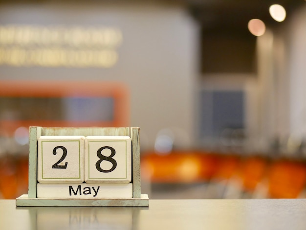 Foto houten kubusvormkalender voor 28 mei