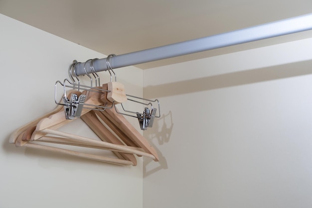 Houten lege beige hangers