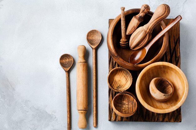 Houten lege schalen om te koken op een grijze betonnen ondergrond. Plat leggen.