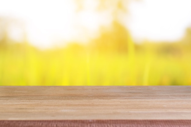 Houten lege tafel met rijst veld achtergrond.