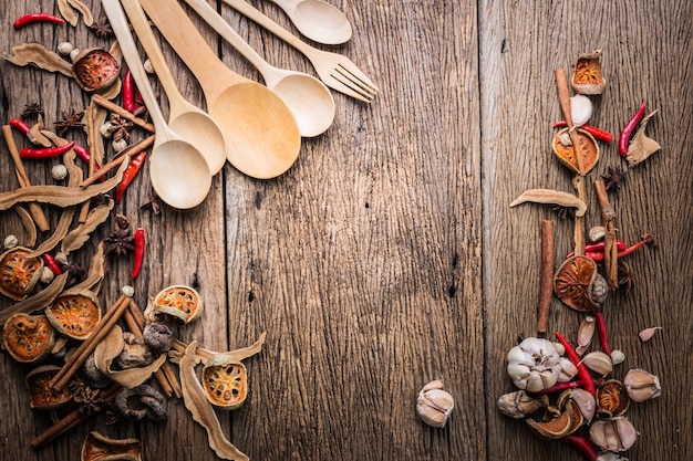 houten lepel met Aziatische kruiden ingrediënt op houten vloer