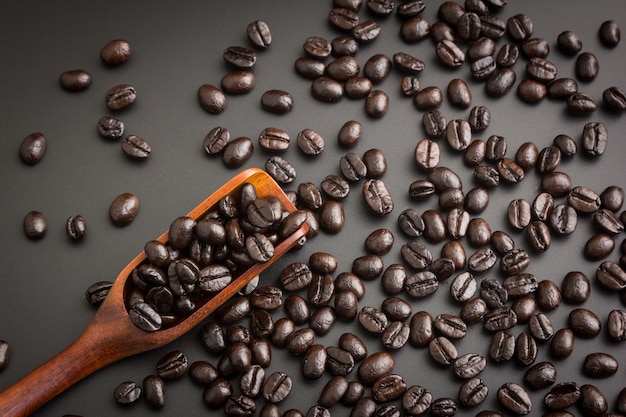 houten lepel met gebrande koffiebonen