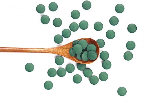 Houten lepel met spirulina-tabletten