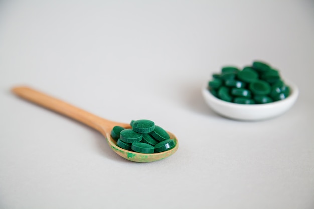 Houten lepel met spirulinapillen