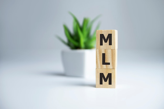 Houten letters die MLM spellen