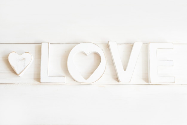 Houten letters liefde op een witte achtergrond