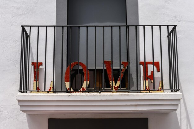 Houten letters met de spelling Love op een klein balkon in Dalt Vila in de stad Ibiza