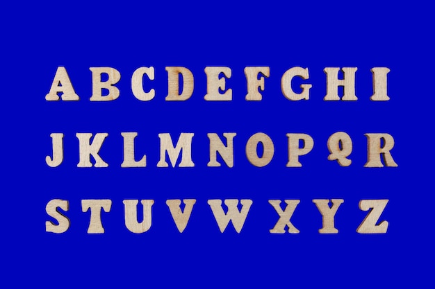 houten letters van het Engelse alfabet op een blauwe achtergrond