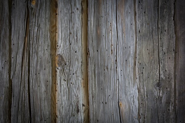 Houten logboeken van een oud huis. detailopname. verweerde natuurlijke grijze houtstructuur. achtergrond. horizontale verticale foto. hoge kwaliteit foto