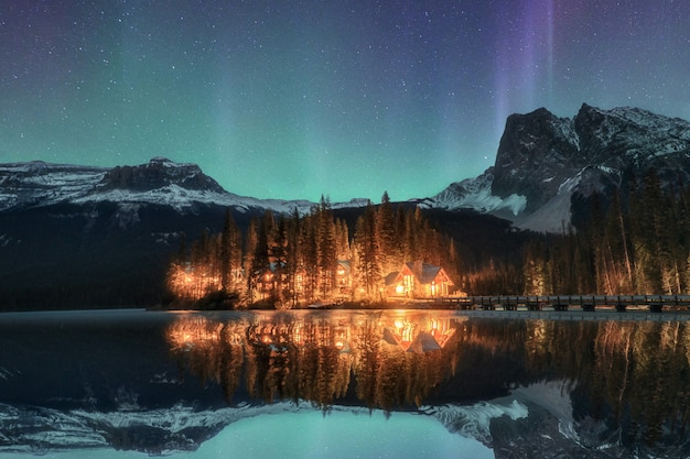 Houten loge verlicht met Aurora borealis op Emerald Lake in Yoho National Park