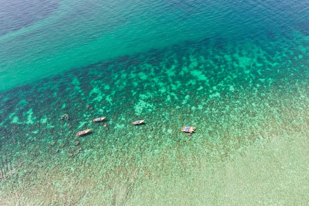 Houten longtailboten varen op de turquoise zee op het eiland Lipe