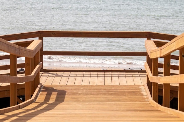 Houten loopbrug op het strand van Mazagon Huelva Spanje Infrastructuurconcept op het strand