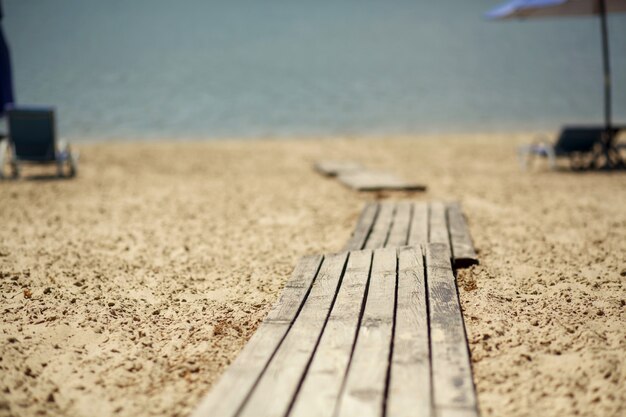 Houten loopbrug op het strand