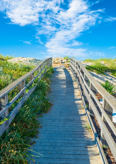 Houten loopbrug op het strand