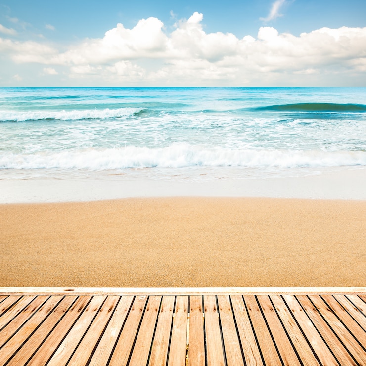 Foto houten loopbrug op strand achtergrond