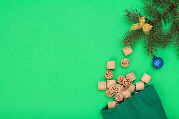 Houten lottovaten met zak en dennenboomtak van Kerstmis