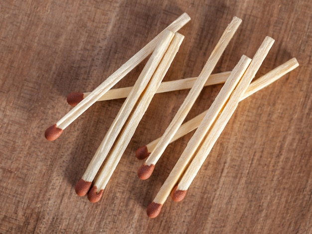 Houten lucifers stokken op een houten tafel.