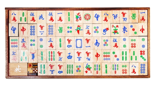 Houten mahjong spel tegels in doos geïsoleerd op wit